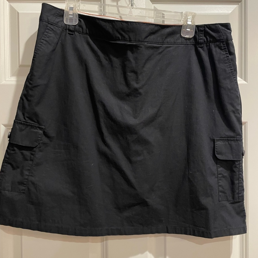 LDocker’s Women’s Black Skort size 14 with side pockets